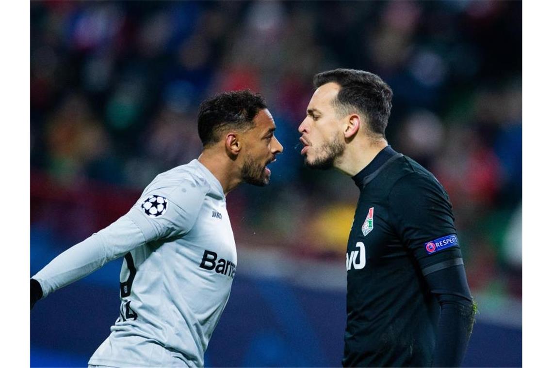 Erfolg in Moskau: Leverkusen überwintert im Europacup Bayer-Profi Karim Bellarabi (l) und Lok-Keeper Guilherme haben offenbar eine Meinungsverschiedenheit. Foto: Rolf Vennenbernd/dpa
