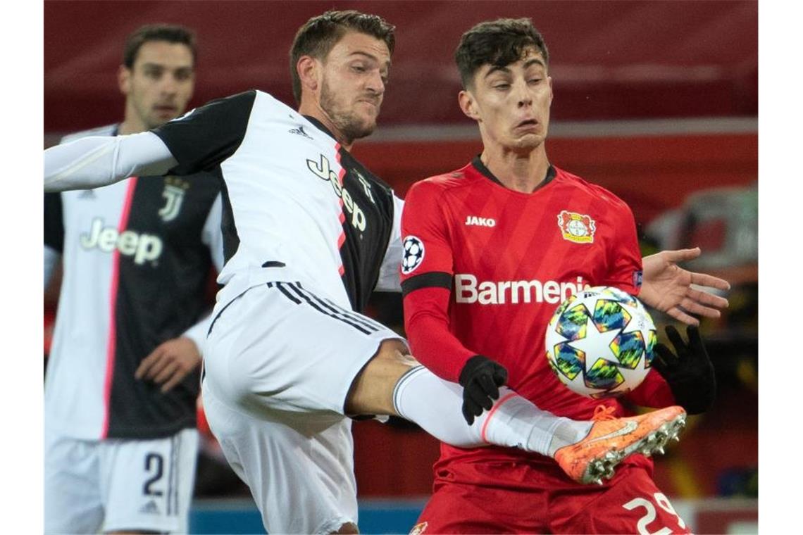 Bayer-Youngster Kai Havertz (r) stellt sich Daniele Rugani in den Weg. Foto: Federico Gambarini/dpa