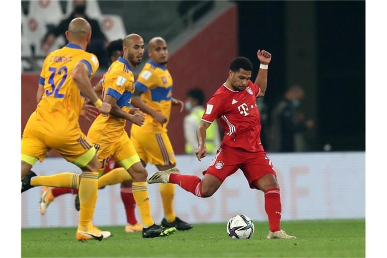 Bayern-Angreifer Serge Gnabry (r) beim Torabschluss. Foto: Mahmoud Hefnawy/dpa