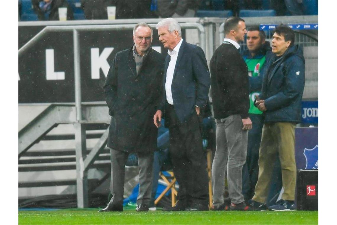 Bayern-Boss Karl-Heinz Rummenigge (l) entschuldigte sich bei Dietmar Hopp. Foto: Tom Weller/dpa