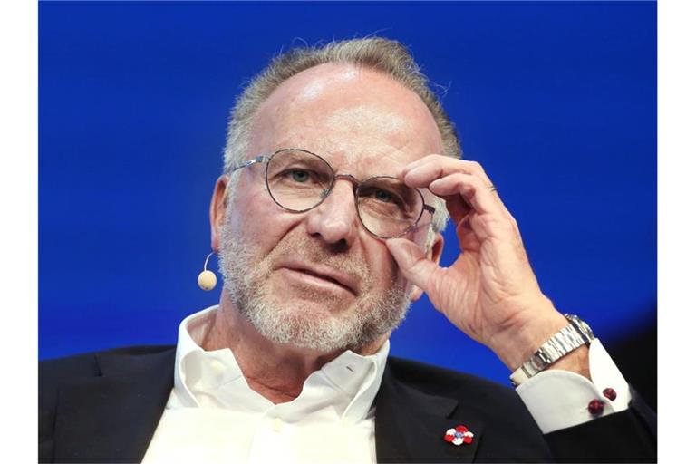 Bayern-Boss Karl-Heinz Rummenigge will seinen Trainer Hansi Flick nicht ziehen lassen. Foto: Roland Weihrauch/dpa