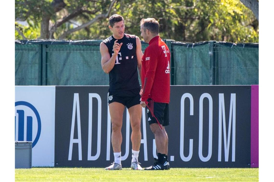 Bayerns Barça-Feinschliff mit Urlaubsflair Bayern-Coach Hansi Flick im Gespräch mit Robert Lewandowski. Foto: Matthias Balk/dpa
