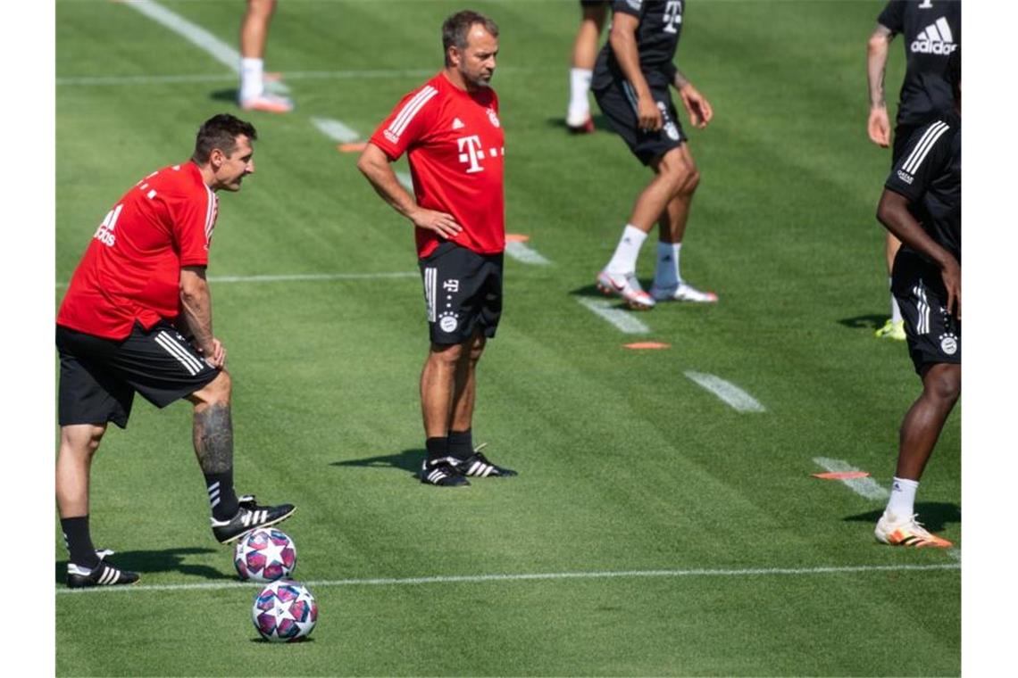 Bayern-Coach Hansi Flick (M) beobachtet seine Spieler beim Training. Foto: Sven Hoppe/dpa