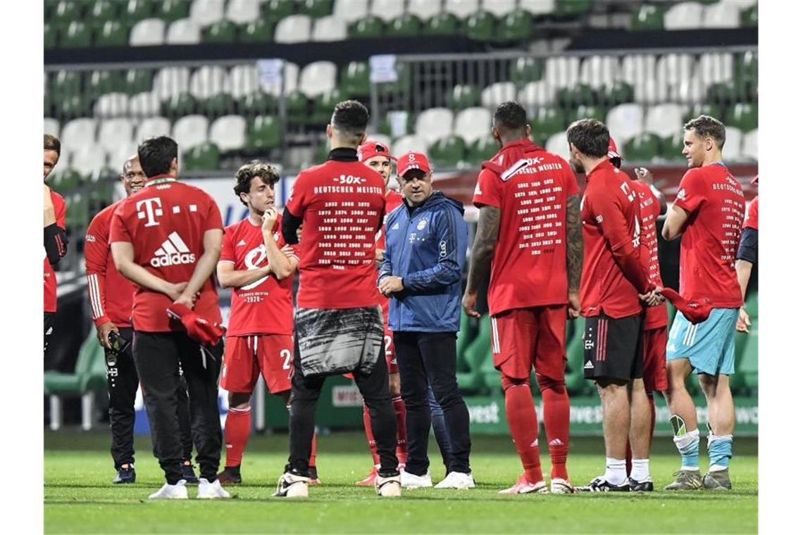 Bayern-Coach Hansi Flick (M) hält in Bremen seine erste Ansprache als Meistertrainer. Foto: Martin Meissner/AP-Pool/dpa