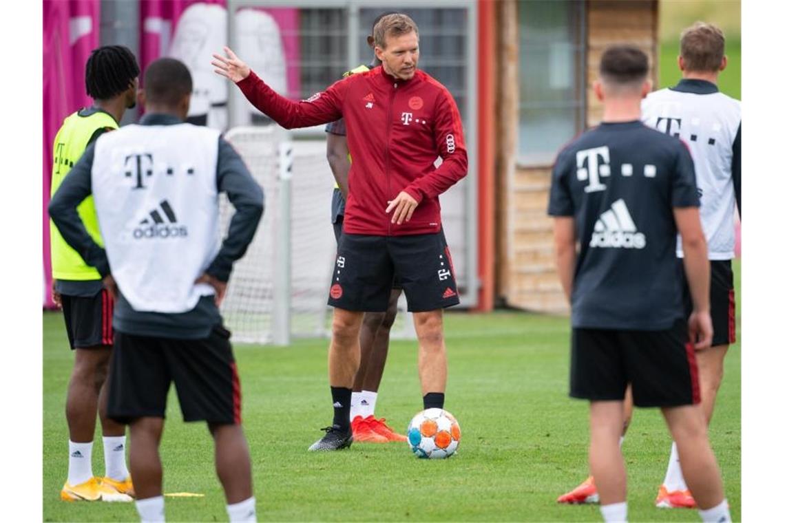 Bayern-Coach Nagelsmann: „Spieler dürfen mich gerne duzen“ Bayern-Coach Julian Nagelsmann (M) beim Trainingsauftakt der Münchener. Foto: Sven Hoppe/dpa