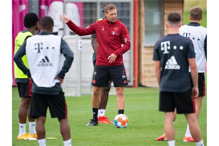 Bayern-Coach Julian Nagelsmann (M) beim Trainingsauftakt der Münchener. Foto: Sven Hoppe/dpa