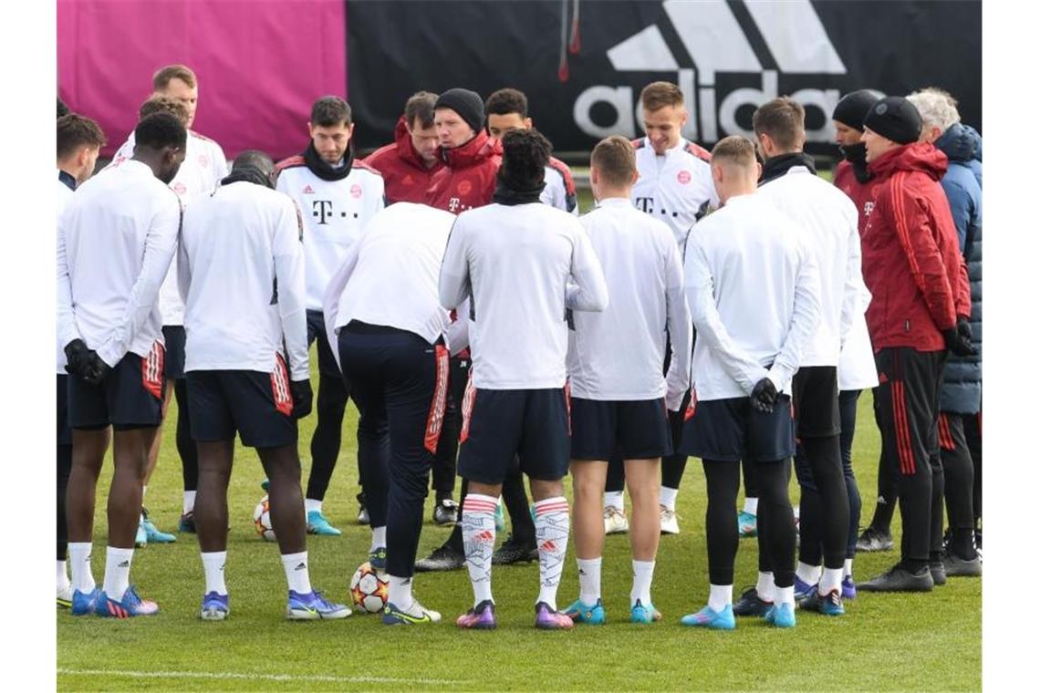 Bayern denken positiv - Salzburg und die Neuer-„Challenge“ Bayern-Coach Julian Nagelsmann (M) schwört sein Team auf das Rückspiel gegen RB Salzburg ein. Foto: Tobias Hase/dpa
