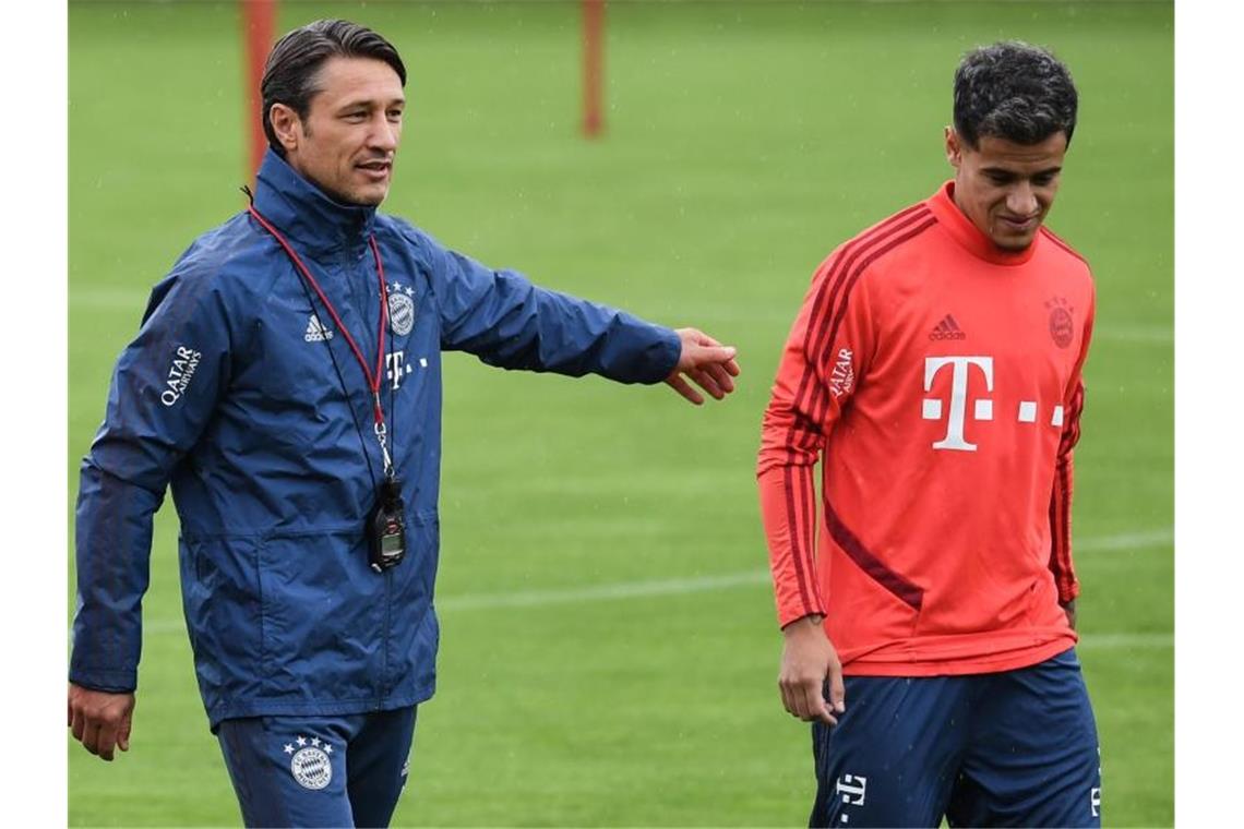 Bayern-Coach Niko Kovac lässt Neuzugang Philippe Coutinho (r) zuerst einmal auf der Bank. Foto: Sven Hoppe