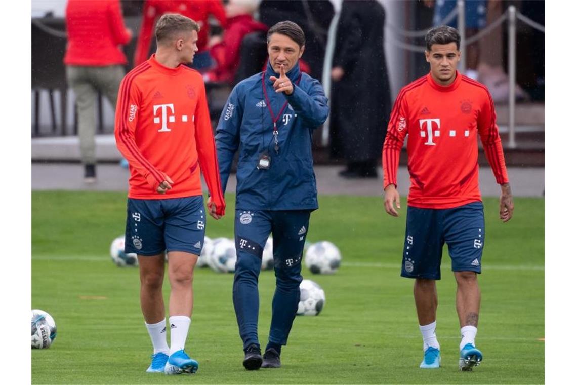 Bayern-Coach Niko Kovac mit Philippe Coutinho (r) und Michael Cuisance (l). Foto: Sven Hoppe