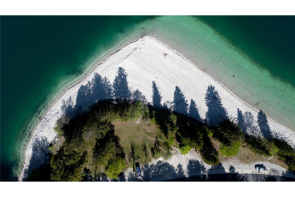 Bilder des Tages Bayern: Eine Kiesbank ist am Ufer des Walchensee zu sehen
