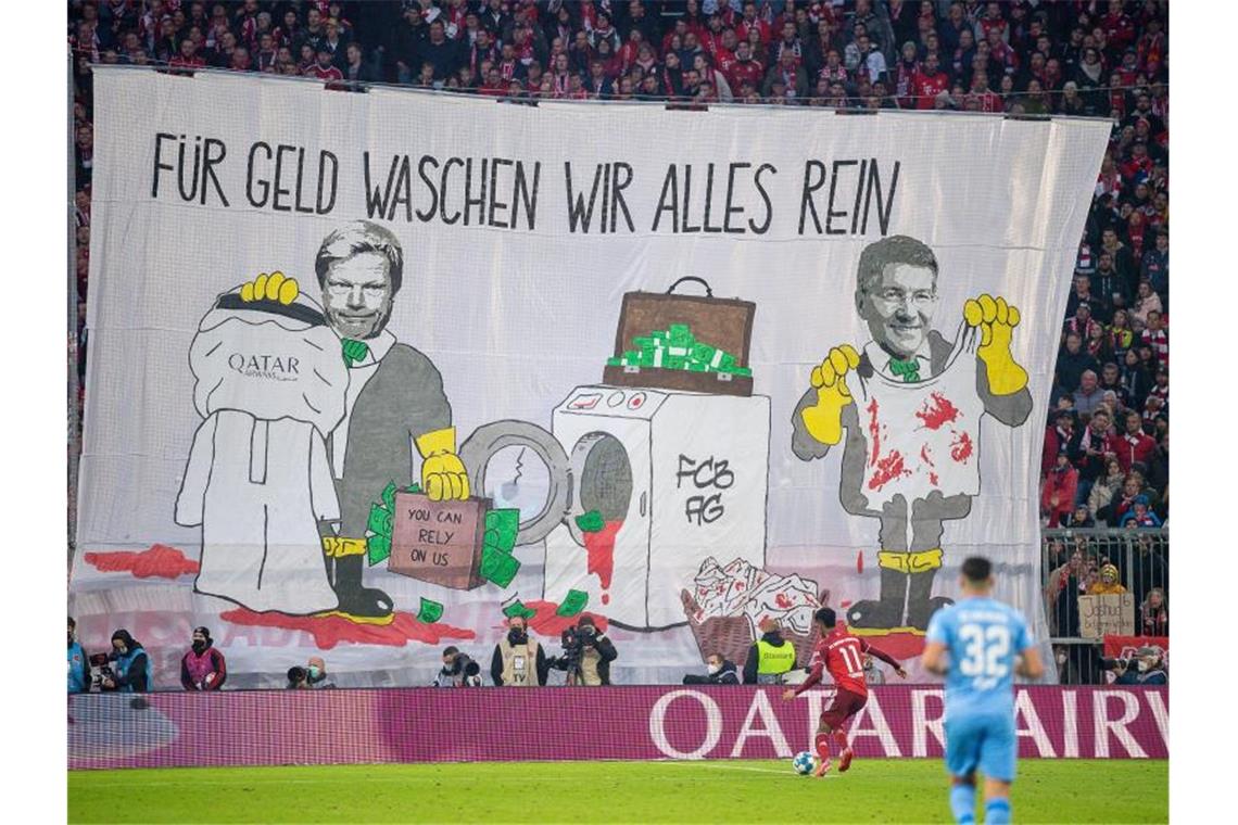Reizthema Katar: Experte bietet Flick WM-Nachhilfe an Bayern-Fans bringen beim Spiel gegen Freiburg ihren Protest gegen WM-Gasteber Katar zum Ausdruck. Foto: Eibner-Pressefoto/Sascha Walther/Eibner-Pressefoto/dpa