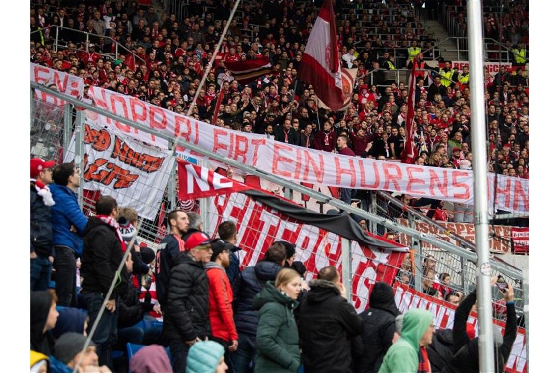 FCB-Fanszene rechtfertigt sich: „Unterbrechung war absurd“ Bayern-Fans im Spiel bei der TSG 1899 Hoffenheim mit einem Schmähbanner gegen Mäzen Dietmar Hopp. Foto: Tom Weller/dpa
