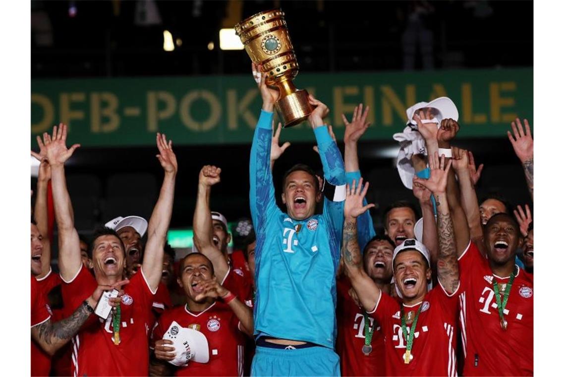 Bayern-Keeper Manuel Neuer feiert den erneuten Doppelsieg von Meisterschaft und Pokal. Foto: Alexander Hassenstein/Getty Images Europe/Pool/dpa
