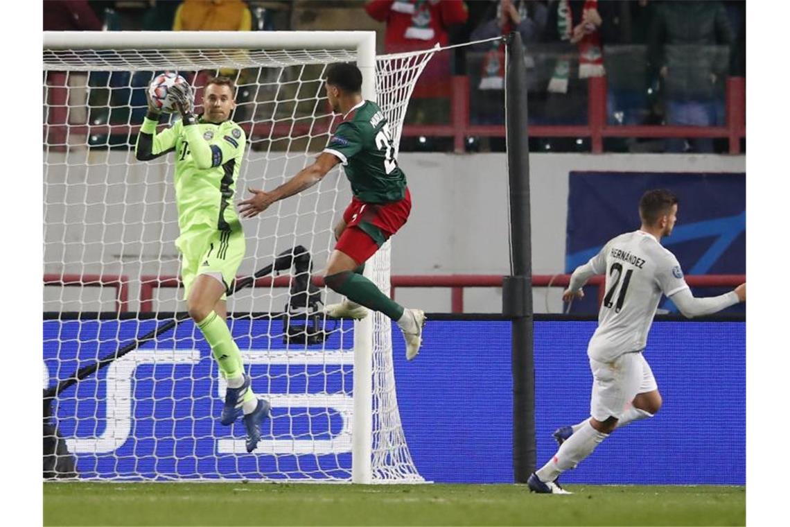 Dank Kimmich: Bayern mit Arbeitssieg bei Lokomotive Moskau Bayern-Keeper Manuel Neuer (l) hatte reichlich zu tun. Foto: Maxim Shemetov/Reuters Pool/dpa