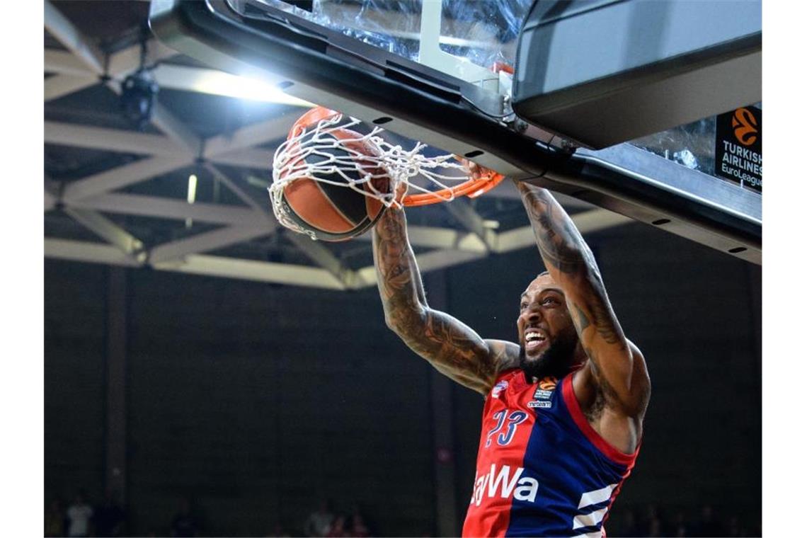 Bayern Münchens Derrick Williams beim Dunking. Foto: Matthias Balk/dpa