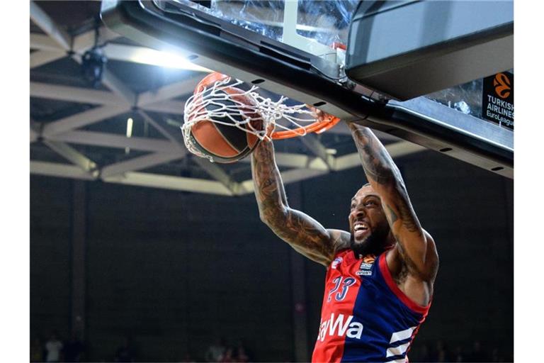 Bayern Münchens Derrick Williams beim Dunking. Foto: Matthias Balk/dpa