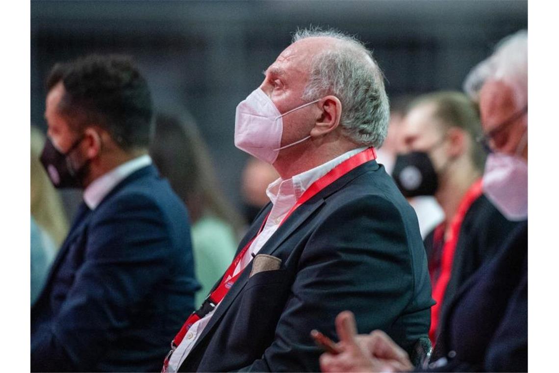 Buhrufe, Pfiffe: Bayern-Versammlung endet im Tumult Bayern Münchens Ehrenpräsident Uli Hoeneß verfolgt die Jahreshauptversammlung. Foto: Ulrich Gamel/kolbert-press/dpa