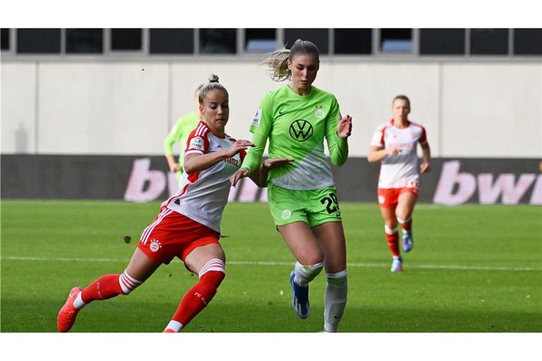 Bayern Münchens Giulia Gwinn (l) im Zweikampf mit Jule Brand vom VfL Wolfsburg.