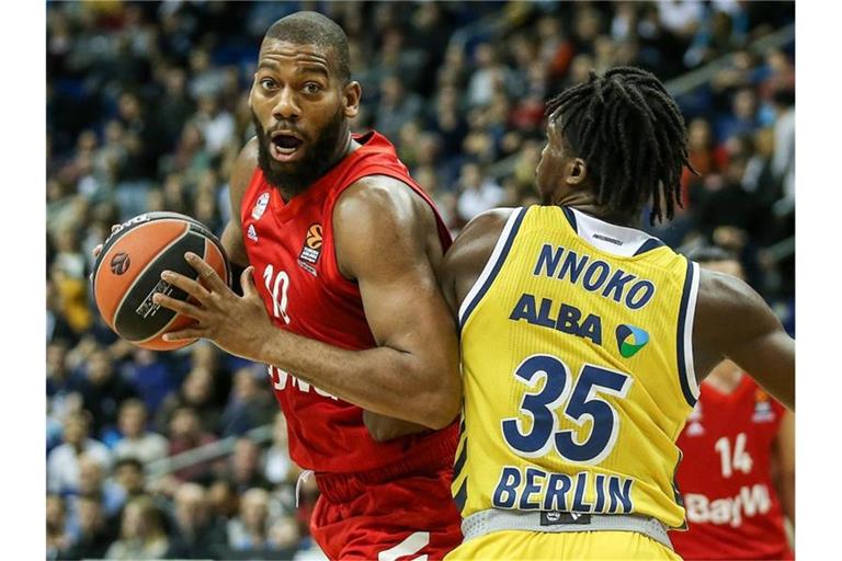 Bayern Münchens Greg Monroe (l) stellte bei der Berliner Polizei einen Strafantrag wegen Beleidigung mit rassistischem Hintergrund. Foto: Andreas Gora/dpa