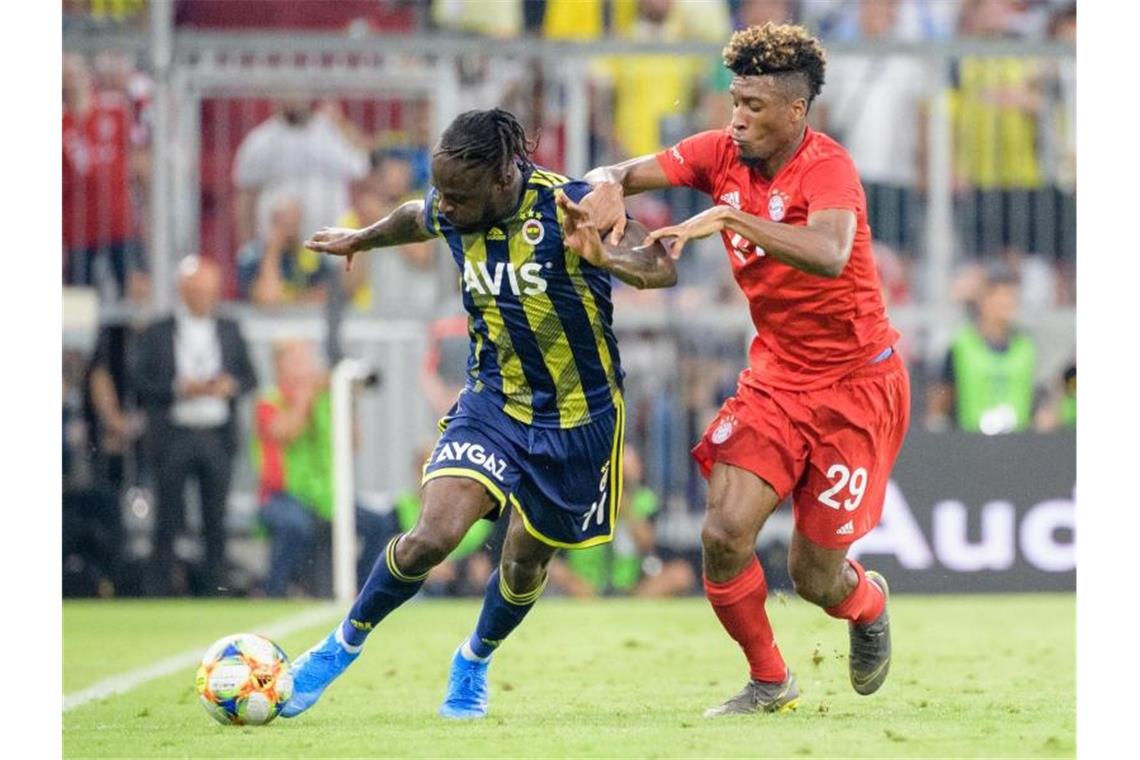 FC Bayern mit Torfestival beim Heimtest gegen Istanbul Bayern Münchens Kingsley Coman (r) im Zweikampf mit Fenerbahces Victor Moses. Foto: