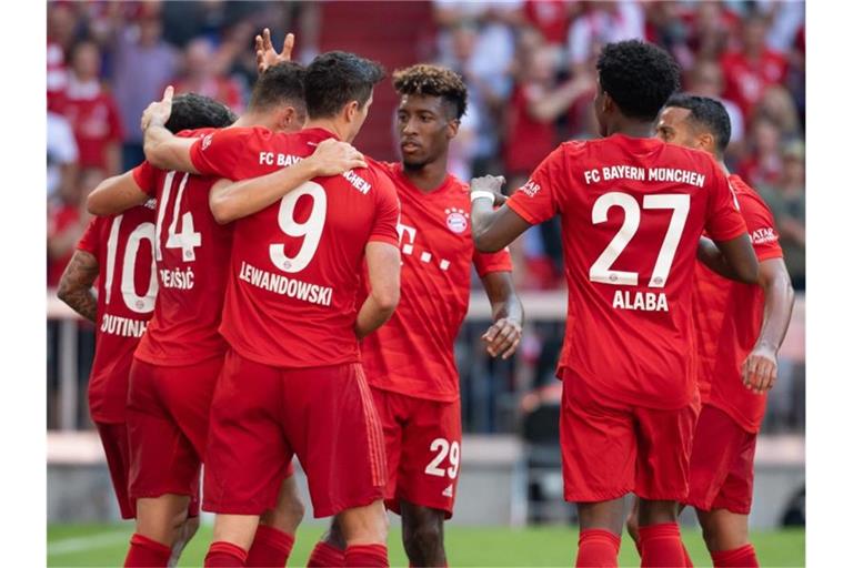 Bayern Münchens Philippe Coutinho (l-r), Ivan Perisic, Robert Lewandowski, Kingsley Coman, David Alaba und Thiago jubeln über das Tor zum 3:1. Foto: Sven Hoppe