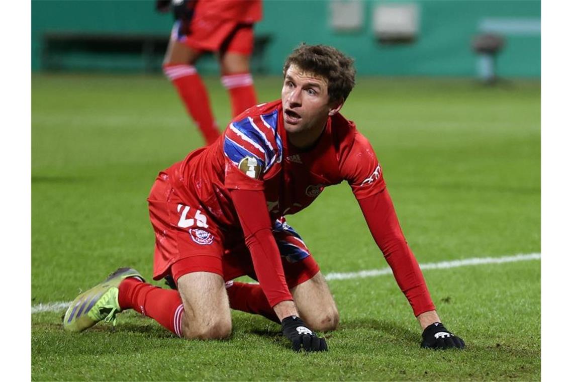 Bayern Münchens Thomas Müller steht angesichts des frühen Ausscheidens aus dem DFB-Pokal die Fassungslosigkeit ins Gesicht geschrieben. Foto: Christian Charisius/dpa