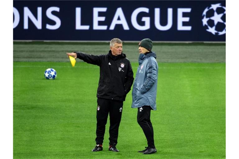 Bayern Münchens Trainer Niko Kovac (r) und Co-Trainer Peter Hermann leiten das Training in der Amsterdamer Johan-Cruyff-Arena. Foto: Sven Hoppe
