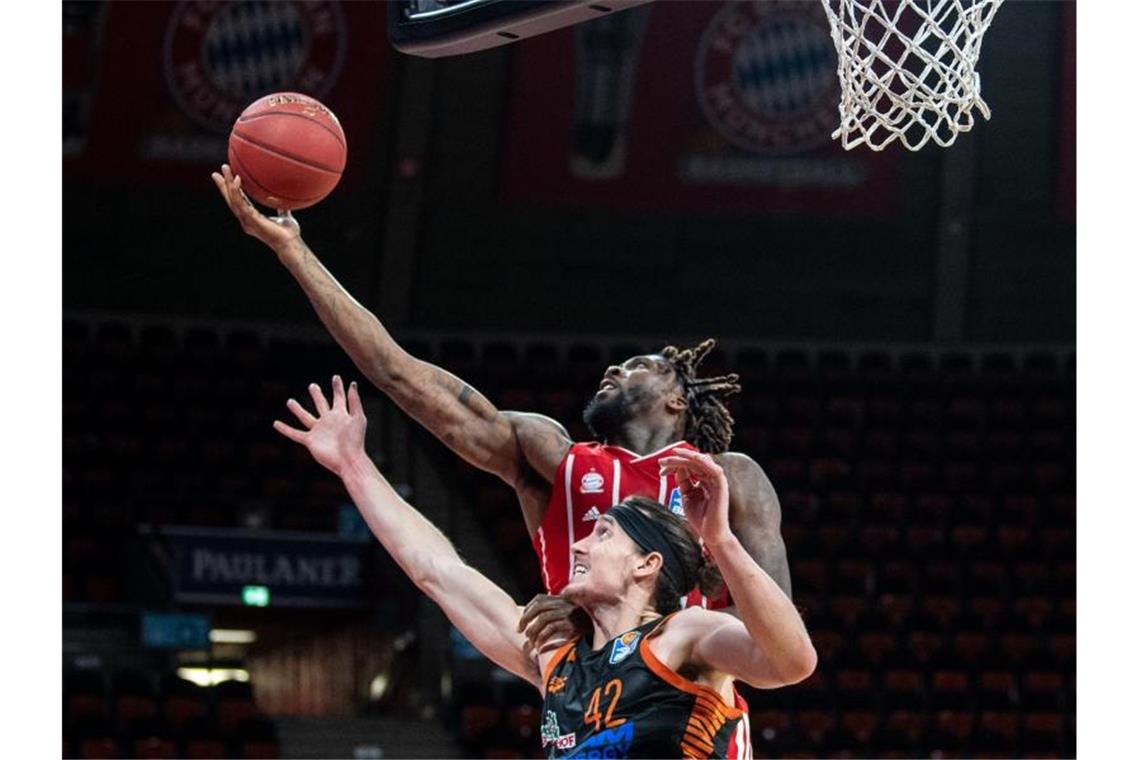 Bayern-Neuzugang Jalen Reynolds, hier im Duell mit Dennis Clifford von Rasta Vechta, erzielte gegen Gießen starke 24 Punkte. Foto: Matthias Balk/dpa