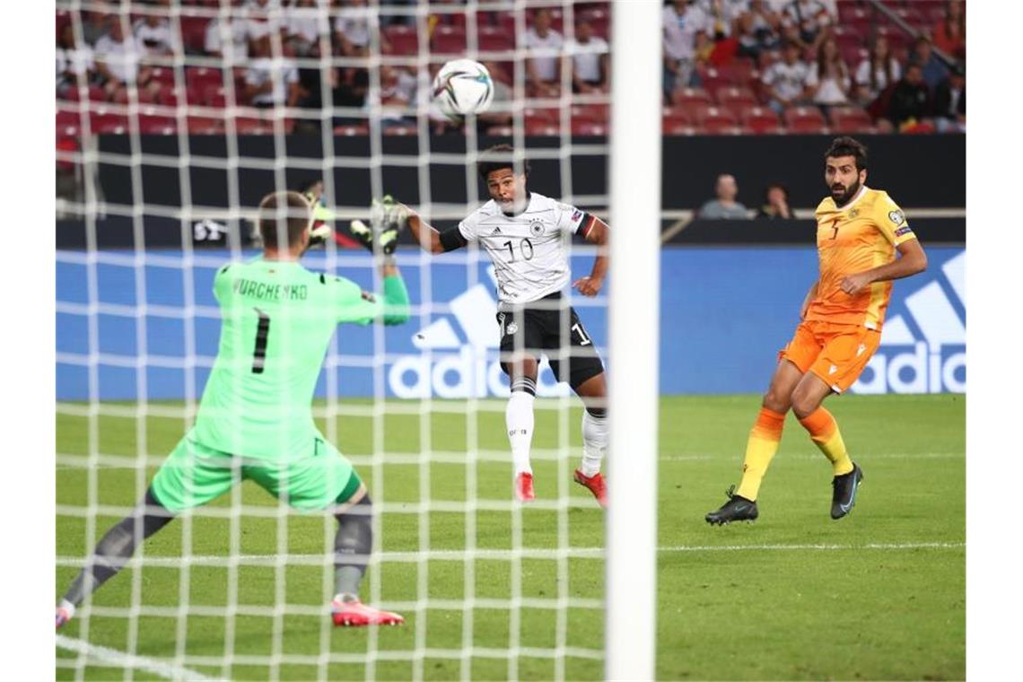 Flick liefert: DFB-Team stürmt auf Platz eins Bayern-Profi Serge Gnabry (M) brachte Deutschland gegen Armenien in Führung. Foto: Tom Weller/dpa