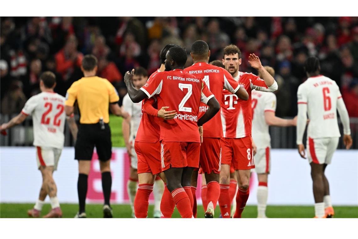 Bayern-Spieler feiern den 2:0-Sieg.