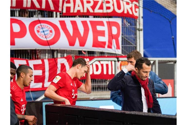 Bayern Spieler und Sportdirektor Hasan Salihamidzic stehen verzweifelt vor den Fanblock der eigenen Fans. Foto: Tom Weller/dpa