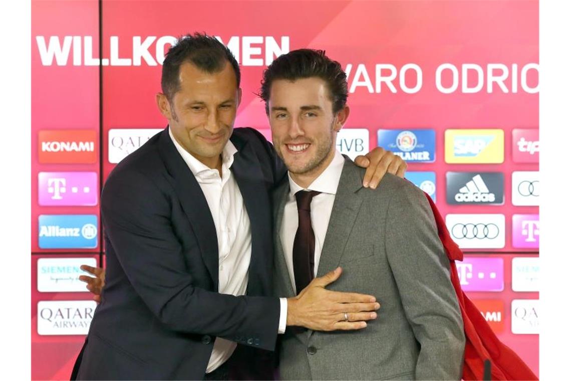 Bayern-Sportdirektor Hasan Salihamidzic (l) präsentiert den Neuzugang Álvaro Odriozola. Foto: Alexander Hassenstein/Getty Images Europe/FC Bayern München/dpa