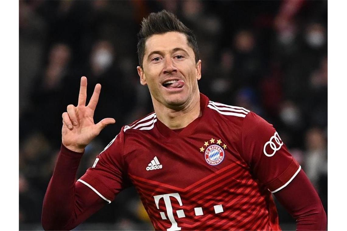 Lewandowski führt Bayern mit Hattrick-Show ins Viertelfinale Bayern-Star Robert Lewandowski erzielte die ersten drei Tore gegen RB Salzburg. Foto: Sven Hoppe/dpa