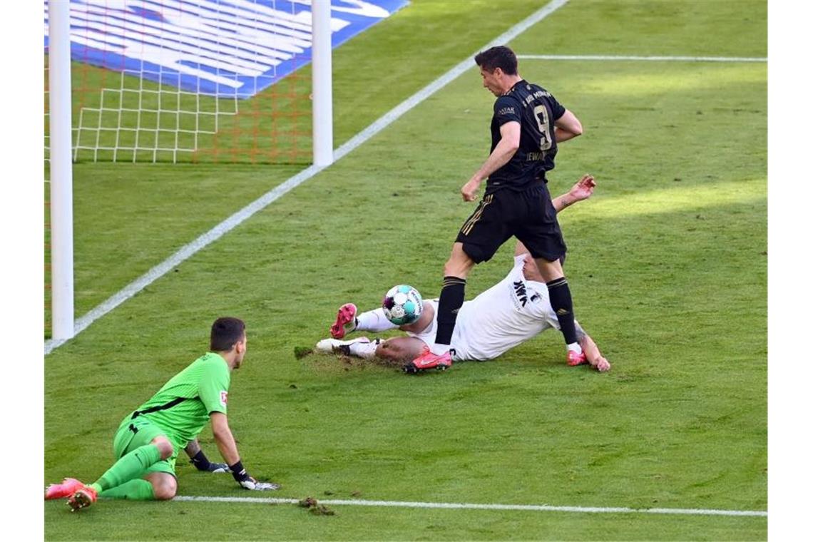 Lewandowski verbessert Tore-Rekord von Gerd Müller Bayern-Star Robert Lewandowski ist jetzt alleiniger Rekordtorschütze in der Bundesliga. Foto: Sven Hoppe/dpa-Pool/dpa