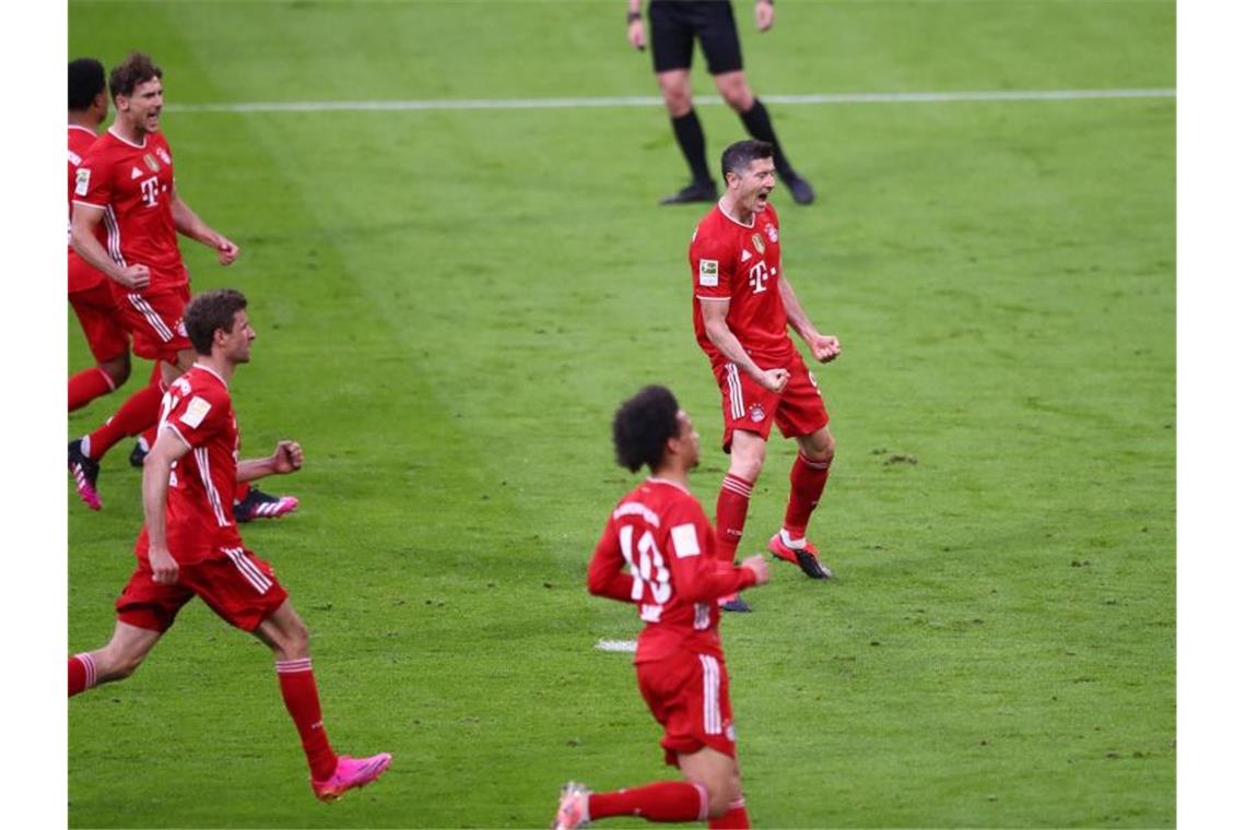 Bayern-Stürmer Lewandowski (r) trifft per Elfmeter zum 5:0, der dritte Treffer des Polen gegen die Fohlen. Foto: Matthias Schrader/AP-Pool/dpa