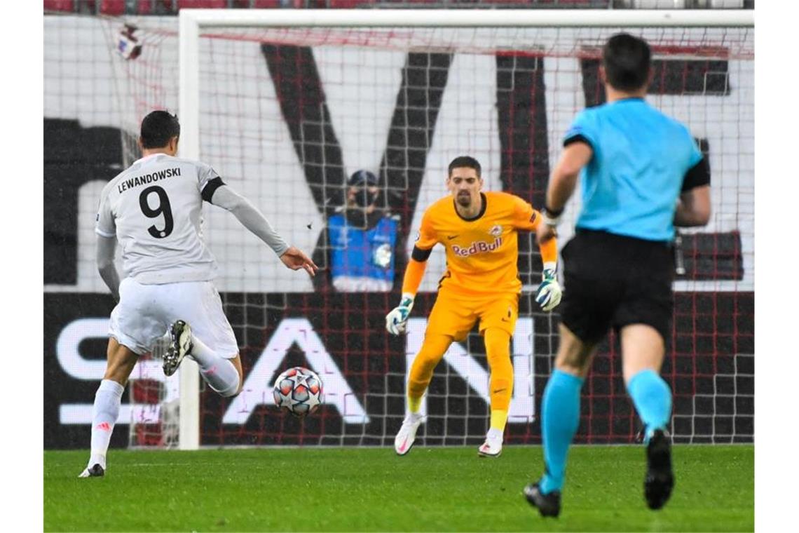 Flick bejubelt 6:2-Sieg zum Jahrestag als Bayern-Coach Bayern-Stürmer Robert Lewandowski (l) traf per Strafstoß zum 1:1. Foto: Barbara Gindl/APA/dpa