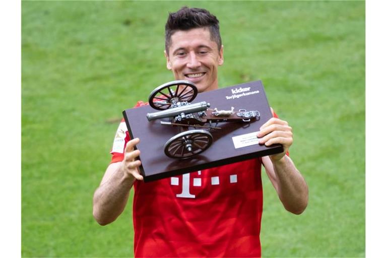 Bayern-Stürmer Robert Lewandowski mit der Torjägerkanone. Foto: Sven Hoppe
