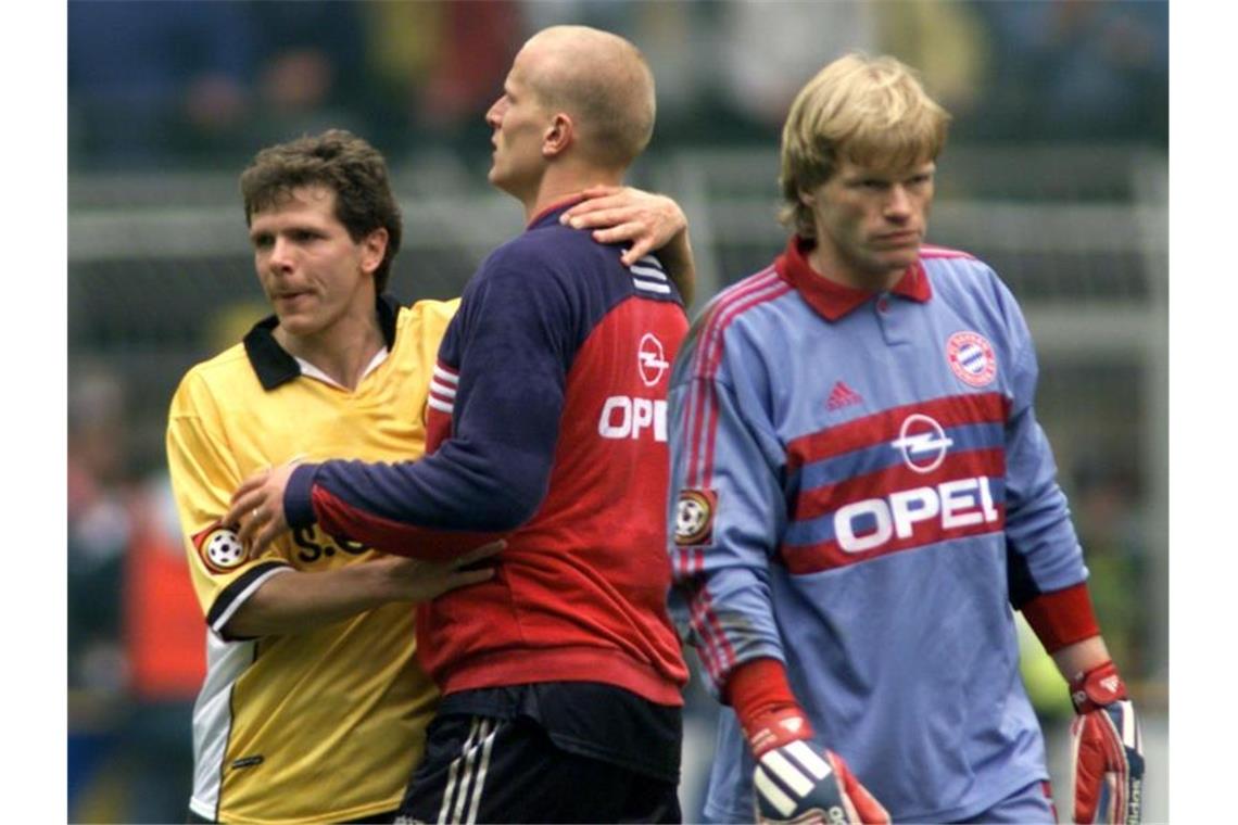 Bayern-Torhüter Oliver Kahn geht an dem Dortmunder Andreas Möller (l) und an seinem Mannschaftskameraden Carsten Jancker (M) vorbei. Foto: Franz-Peter Tschauner/dpa