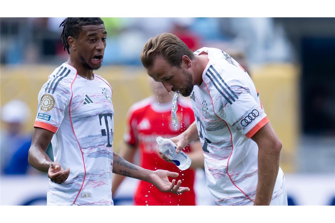 FIFA reagiert für 2026 auf Hitzespiele Bayern-Torjäger Harry Kane erfrischt sich bei einer Trinkpause während einer WM-Partie in den USA.