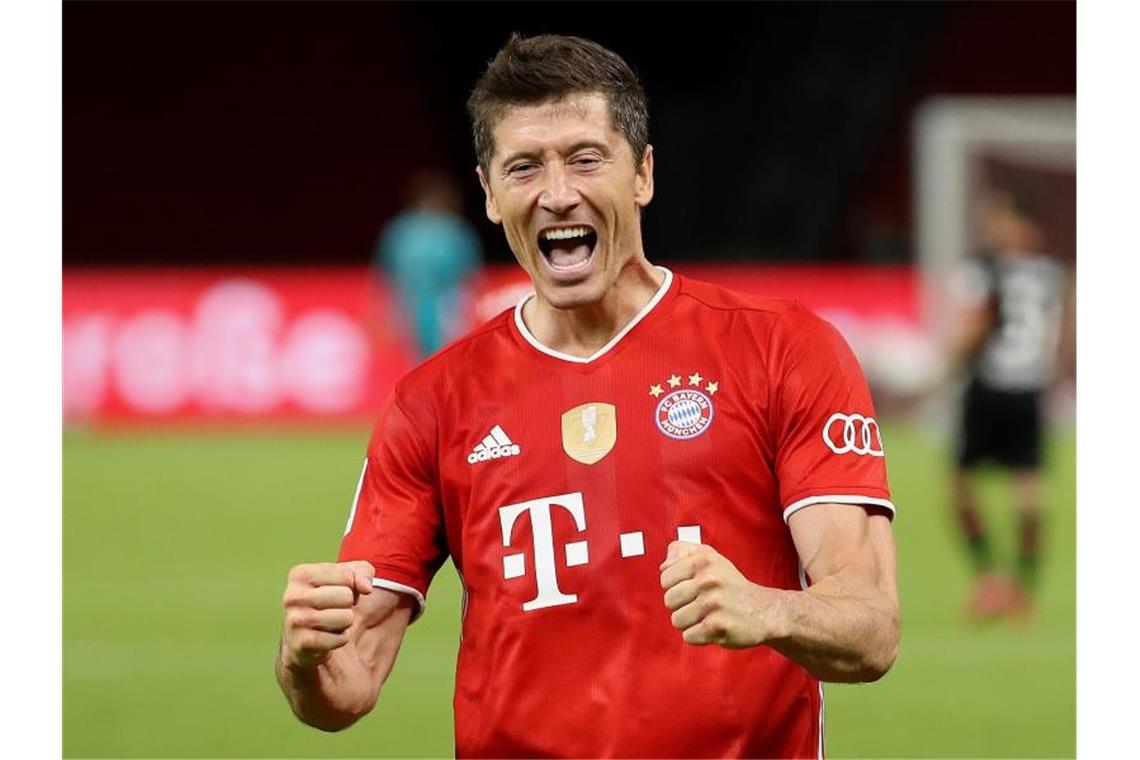 Bayern räumen ab und haben Glück - „Geiles Los“ für Gladbach Bayern-Torjäger Robert Lewandowski ist Europas Fußballer des Jahres. Foto: Alexander Hassenstein/Getty Images Europe/Pool/dpa
