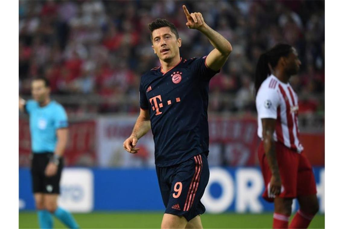 Lewandowski und Müller führen Bayern zu Zittersieg in Piräus Bayern-Torjäger Robert Lewandowski sorgte noch vor der Pause für den Ausgleich. Foto: Sven Hoppe/dpa
