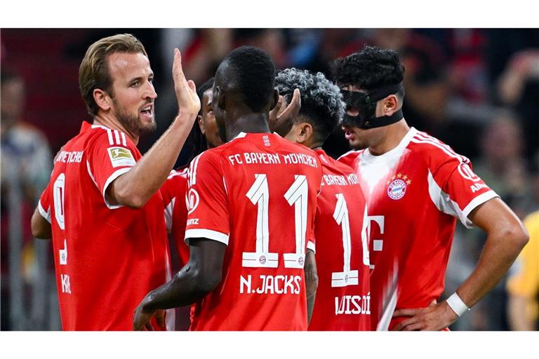 Bayern-Torjubel mit Doppelpacker Harry Kane (l) und Neuzugang Nicolas Jackson (Nr. 11).