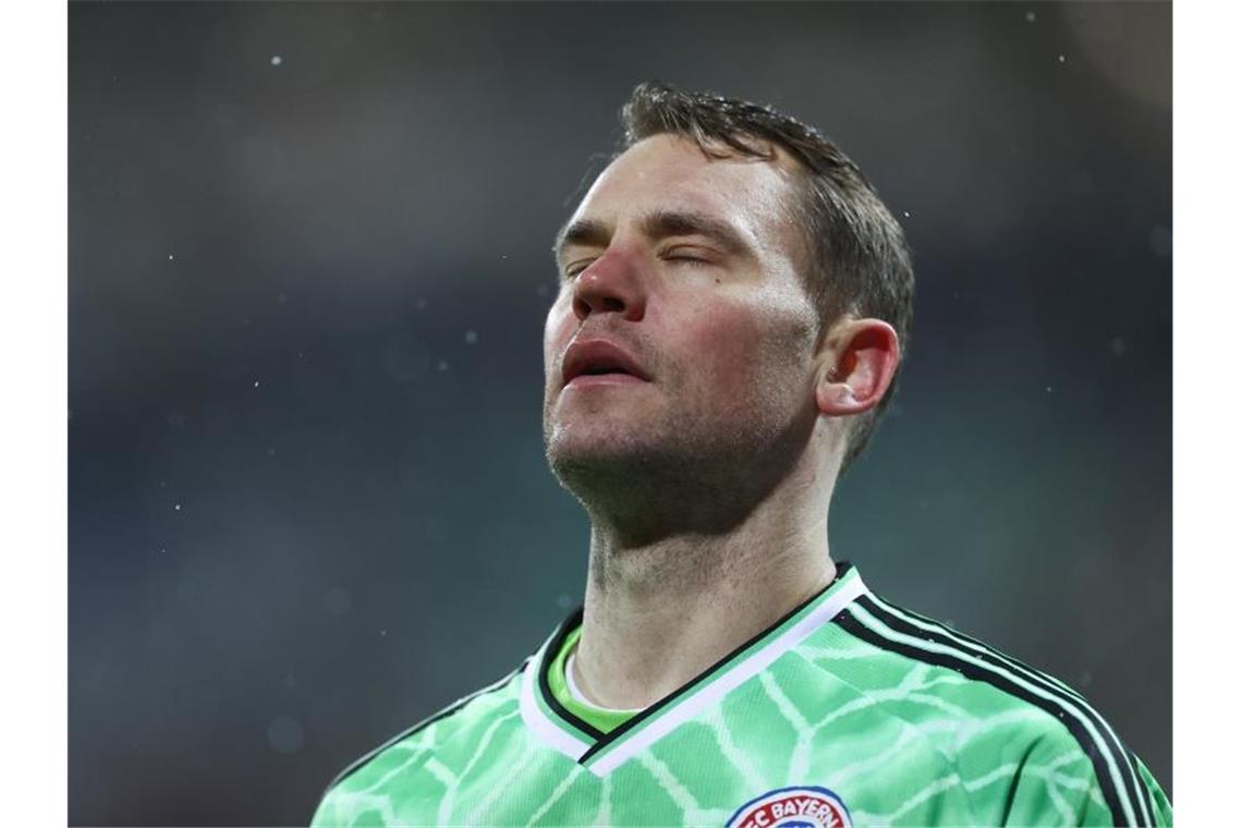 Pokal-Aus im Schneeregen: Bayern scheitert an Holstein Kiel Bayern-Torwart Manuel Neuer ärgert sich nach einem Gegentor. Foto: Christian Charisius/dpa