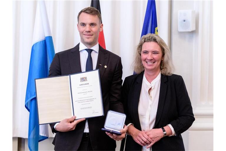 Bayern-Torwart Manuel Neuer und Sozialministerin Kerstin Schreyer bei der Verleihung der Bayerischen Staatsmedaille. Foto: Matthias Balk