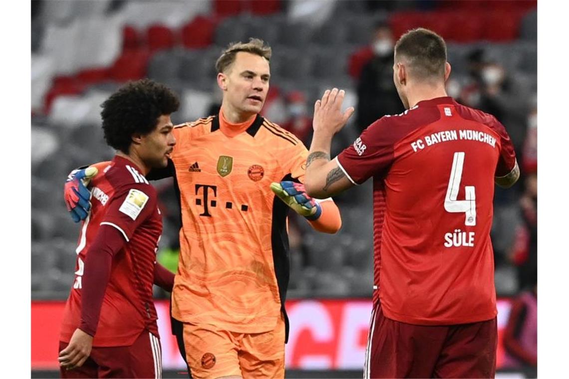 Neuers Start ins WM-Jahr missglückt - Chance für Ulreich Bayern-Torwart Neuer (M) musste am Sonntag operiert werden. Foto: Sven Hoppe/dpa