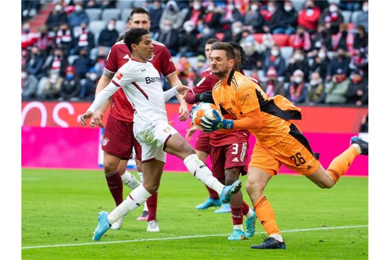 Bayern-Torwart Sven Ulreich (r) ist vor dem Leverkusener Amine Adli am Ball. Foto: Sven Hoppe/dpa