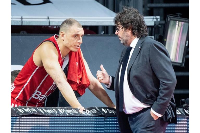 Bayern-Trainer Andrea Trinchieri (r) gibt Robin Amaize Anweisungen. Foto: Matthias Balk/dpa
