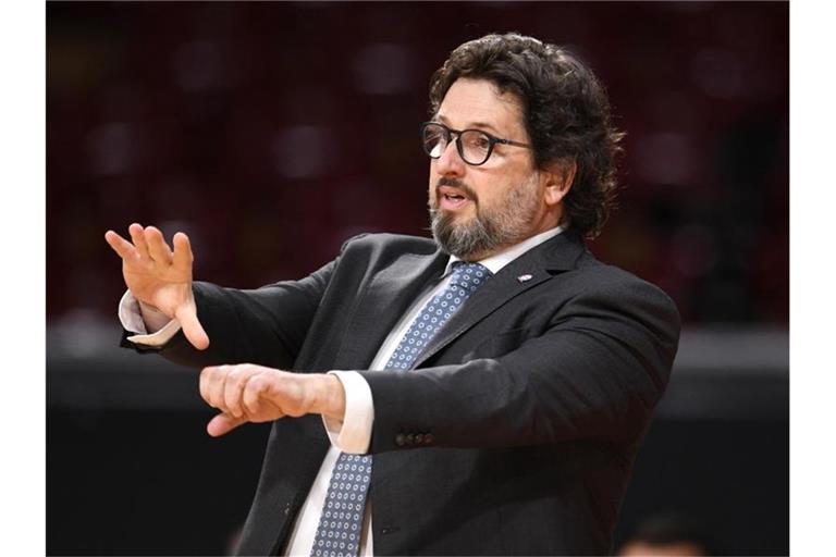 Bayern-Trainer Andrea Trinchieri schonte mit Blick auf das Spiel gegen Mailand einige Leistungsträger. Foto: Tobias Hase/dpa