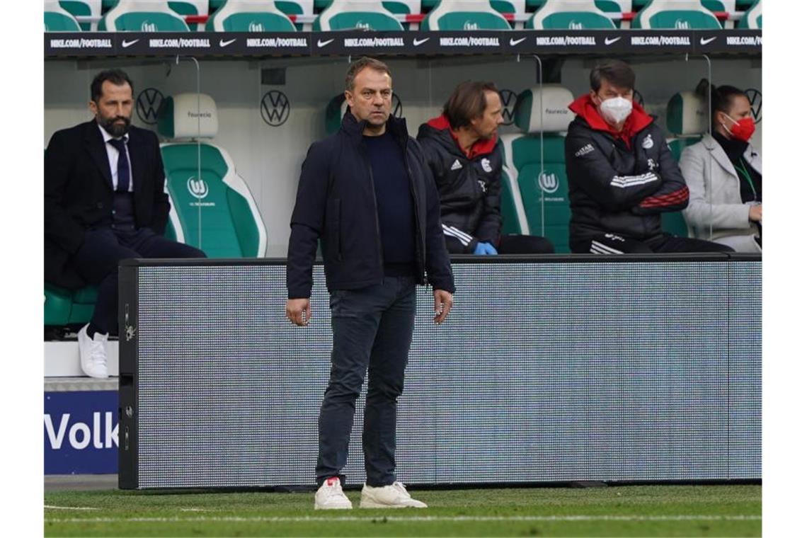 Bayern gewinnt in Wolfsburg - Flick kündigt Abschied an Bayern-Trainer Hans-Dieter "Hansi" Flick steht am Spielfeldrand. Foto: Michael Sohn/AP-POOL/dpa