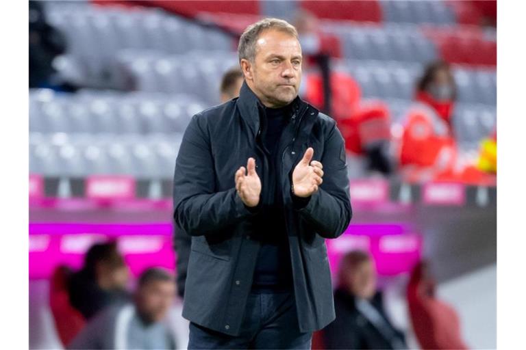 Bayern-Trainer Hansi Flick blickt nach dem Sieg in der Champions League bereits auf das Topspiel am Wochenende. Foto: Sven Hoppe/dpa